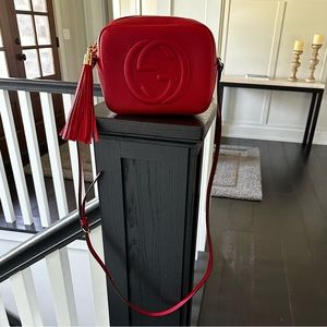 Used a few times ❤️ comes with box and dust bag. Soho small leather disco bag